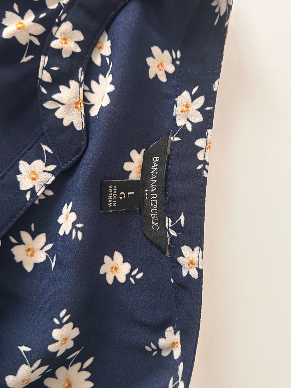 Banana Republic Navy and White Floral V-Neck Blouse - Picture 3 of 3